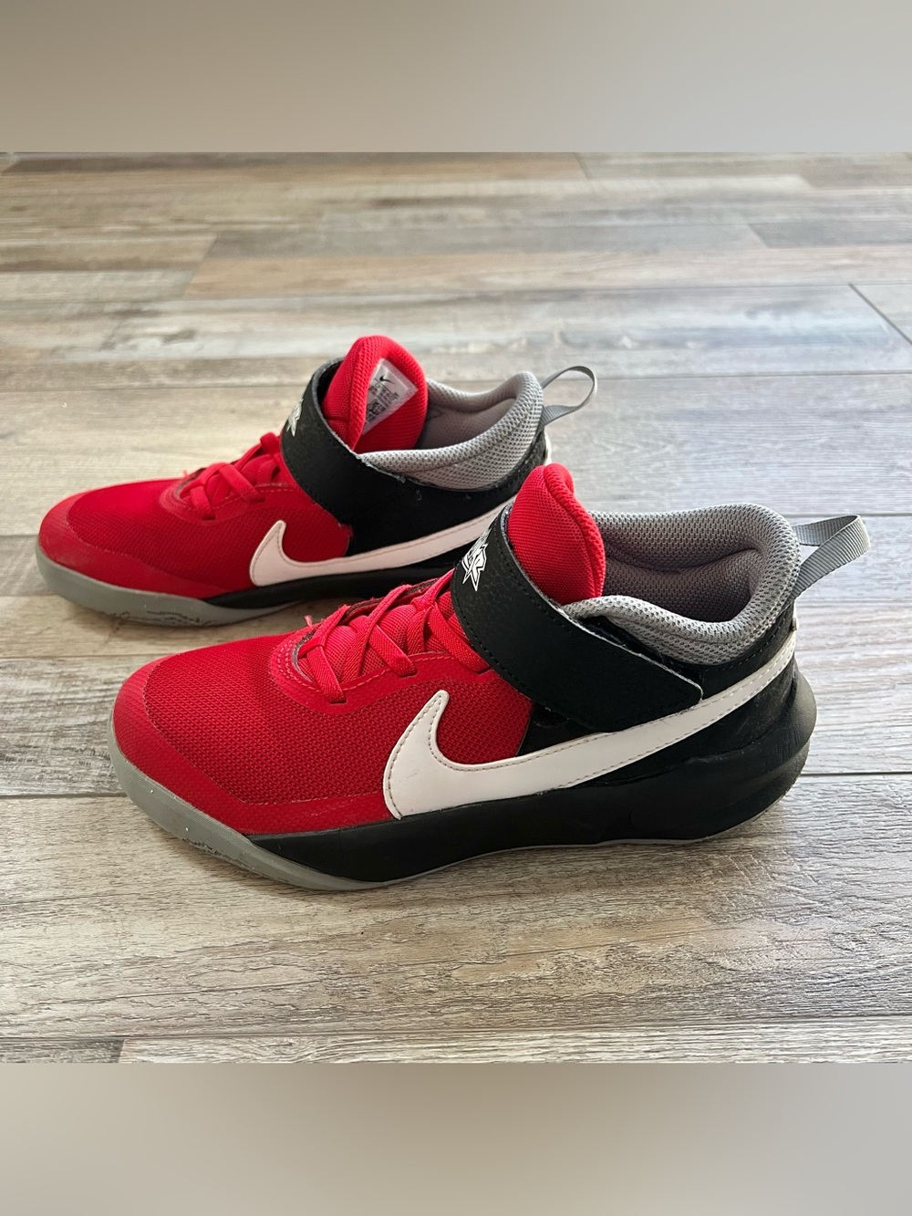 Nike Boys Team Hustle D 10 Basketball Shoes Size 3